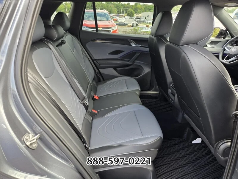 Used 2025 Platinum Gray Metallic Volkswagen 2.0T SE R-LINE BLACK image 19