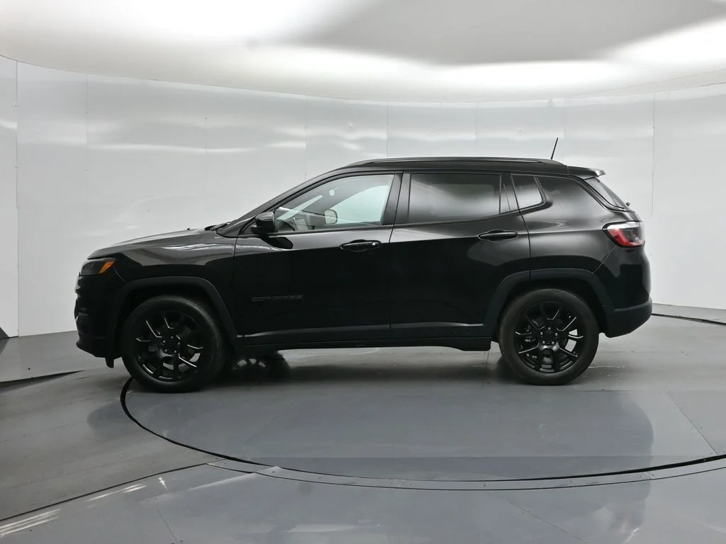 Used 2022 Black Jeep Altitude image 25