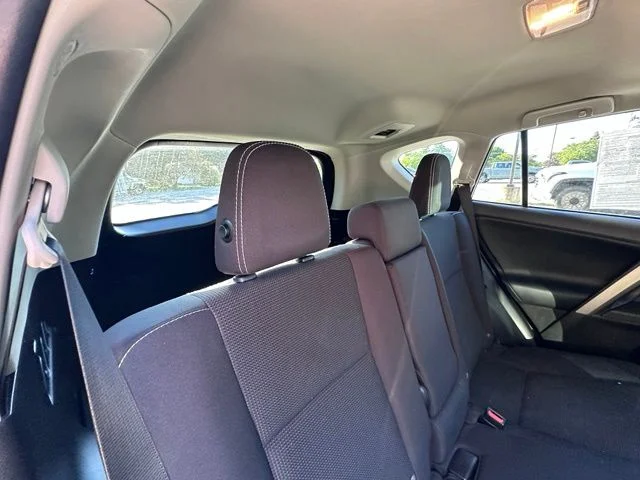 Used 2016 Silver Toyota XLE image 9