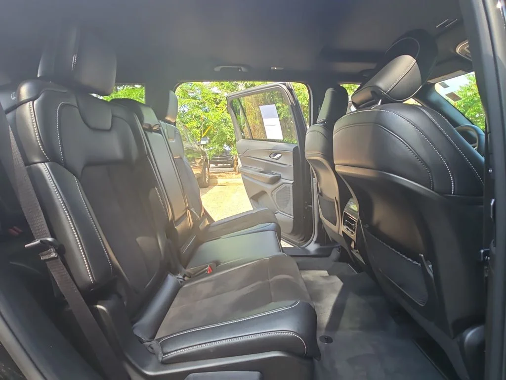 Used 2023 Black Jeep Altitude image 11