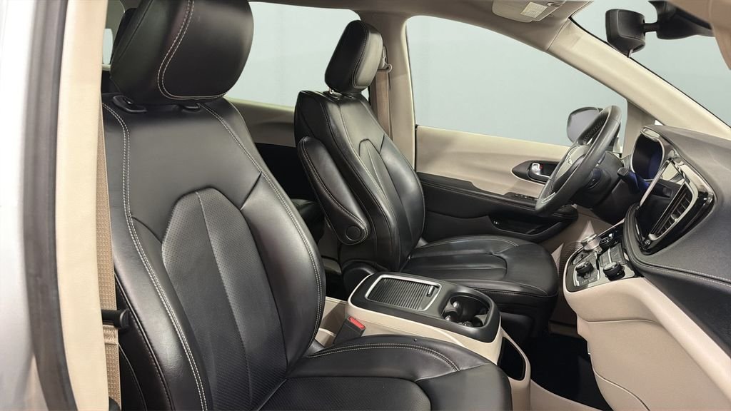 Used 2023 Silver Chrysler Touring L image 9