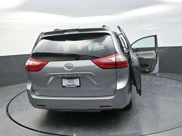 Used 2018 Silver Toyota XLE image 33