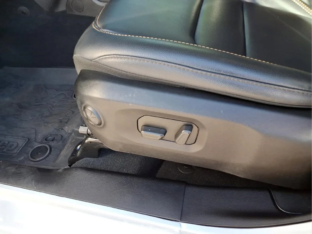 Used 2024 Silver Jeep Sahara image 20