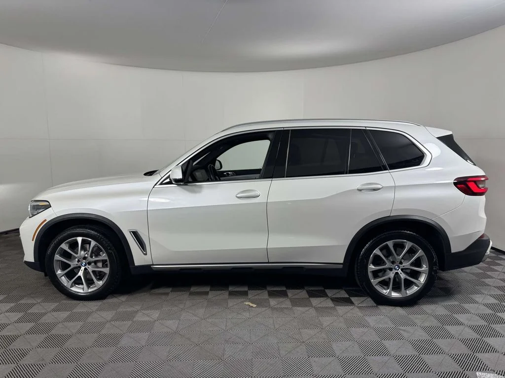Certified Used 2023 White BMW xDrive40i image 11