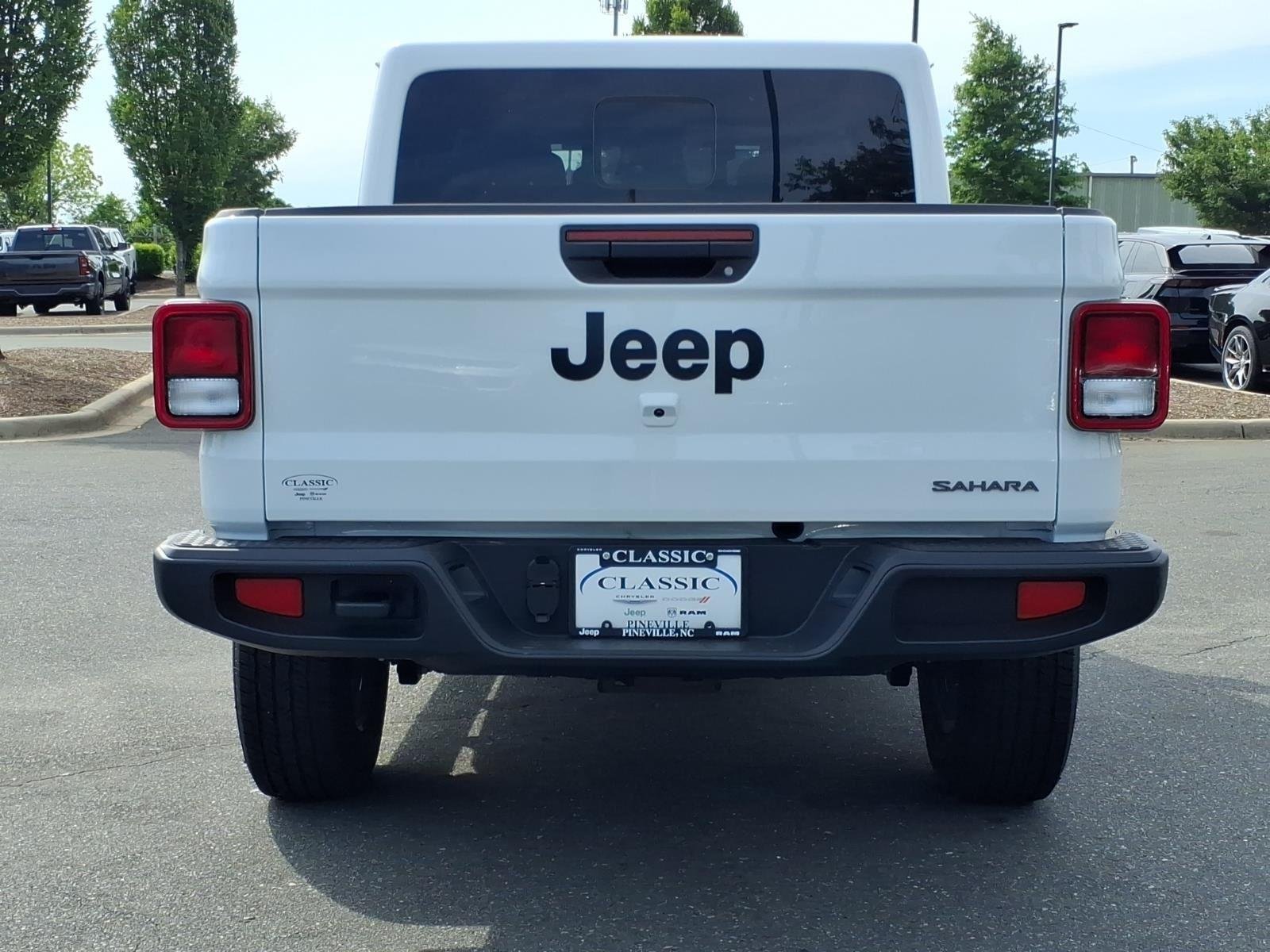 New 2026 Bright White Clear-Coat Exterior Paint Jeep Sahara image 17
