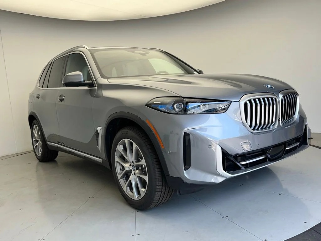 New 2026 Skyscraper Grey Metallic BMW xDrive50e image 2