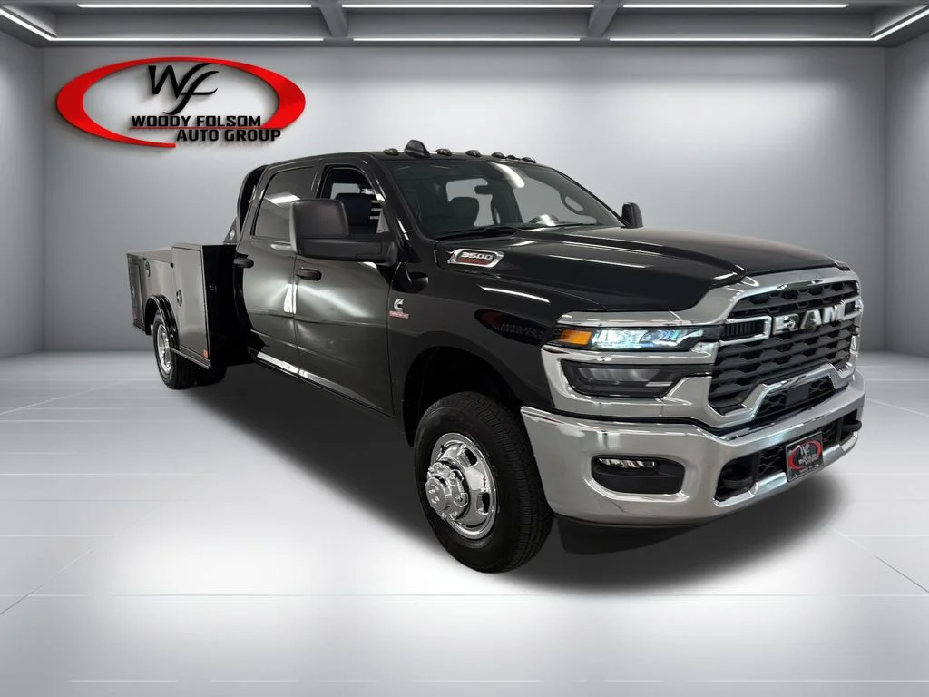 New 2026 Diamond Black Crystal Pearl-Coat Exterior Paint RAM Tradesman image 3