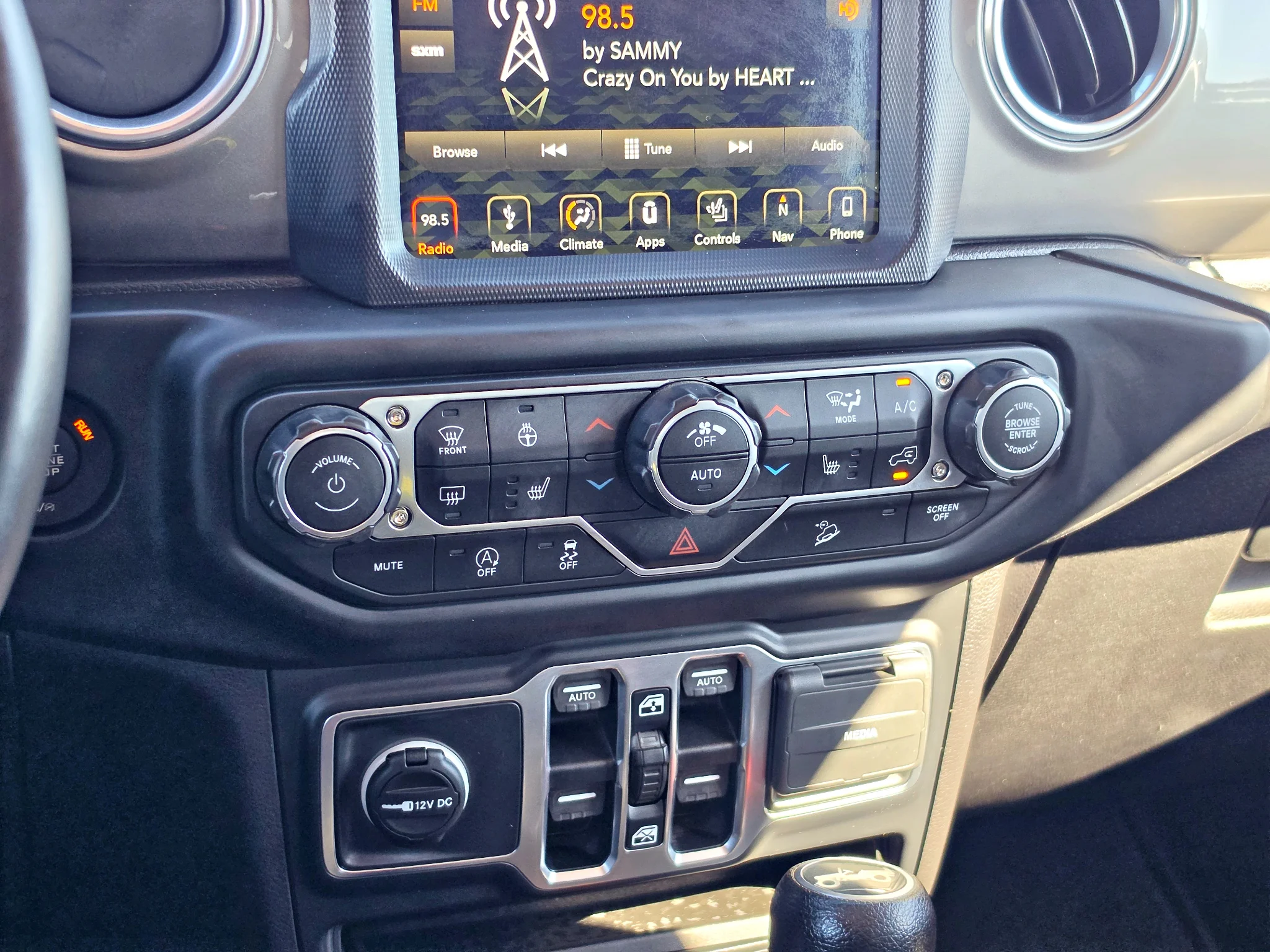 Used 2018 Punkn Metallic Clearcoat Jeep Sahara image 17