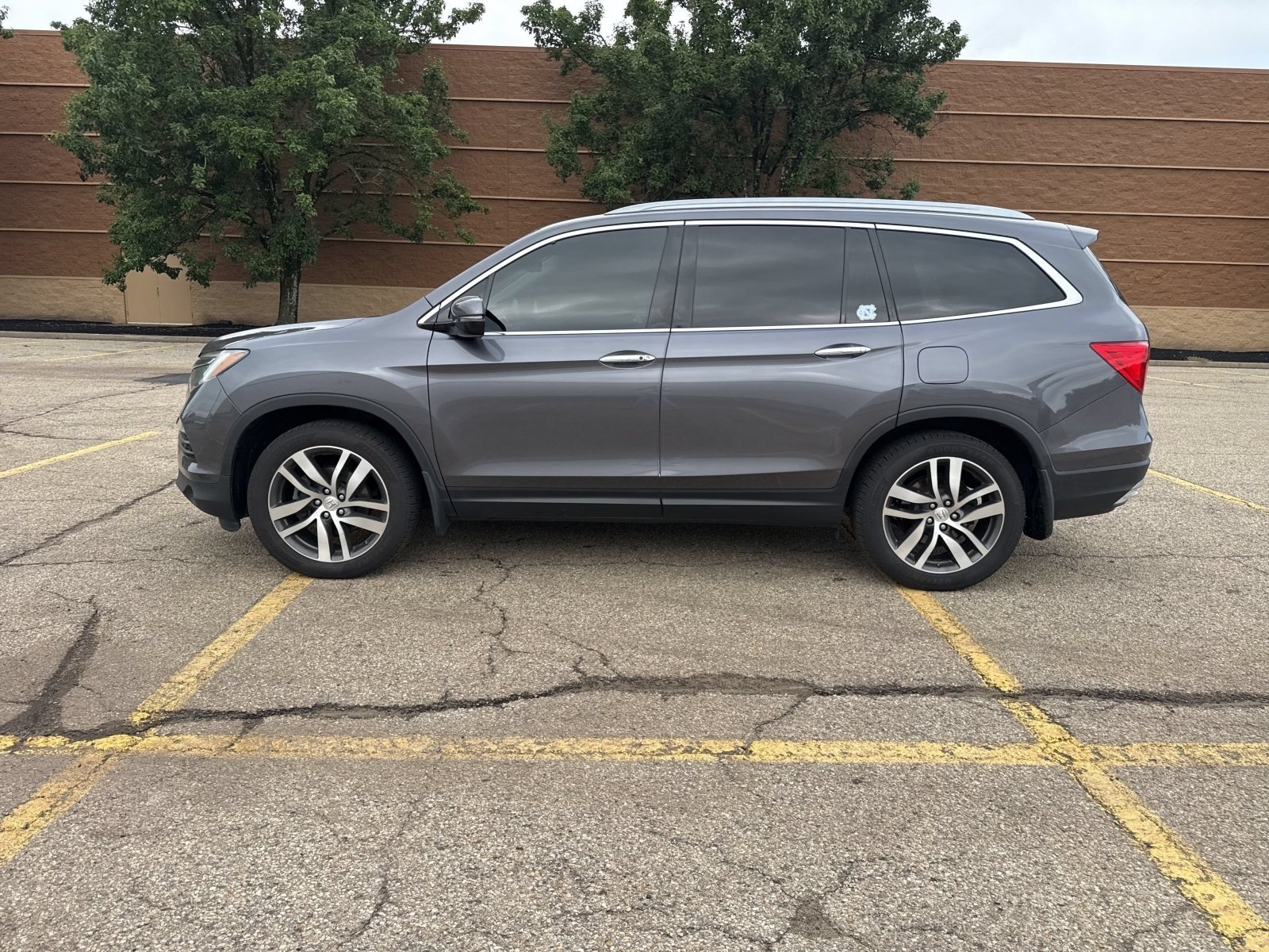 Used 2017 Modern Steel Metallic Honda Touring image 35