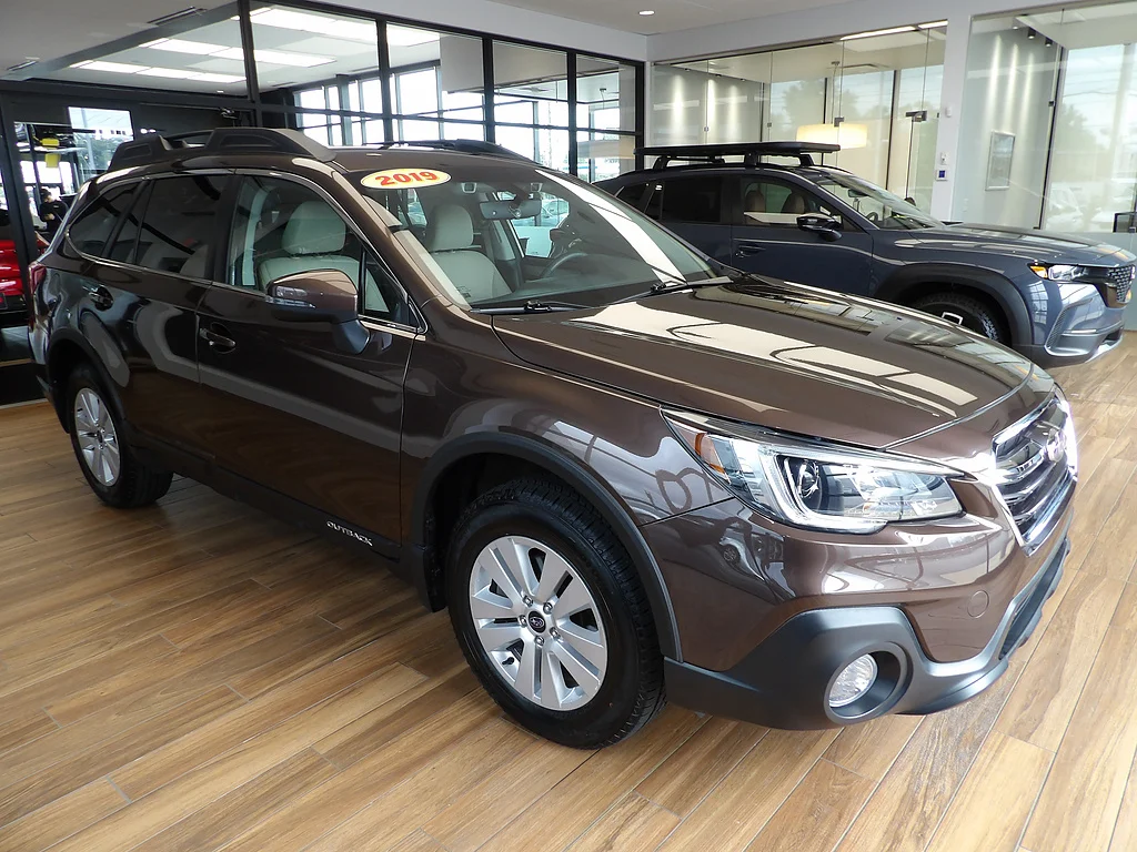 Used 2019 Cinnamon Brown Pearl Subaru 2.5i Premium image 3