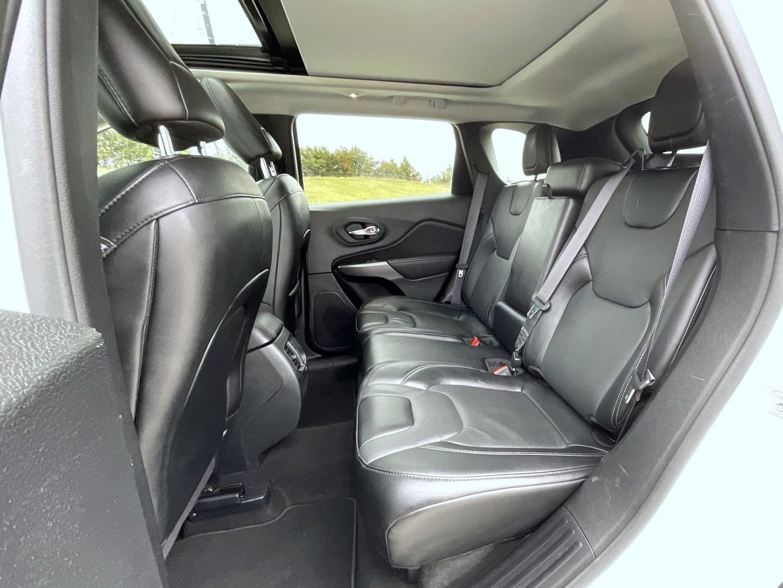 Used 2022 White Jeep Limited image 19