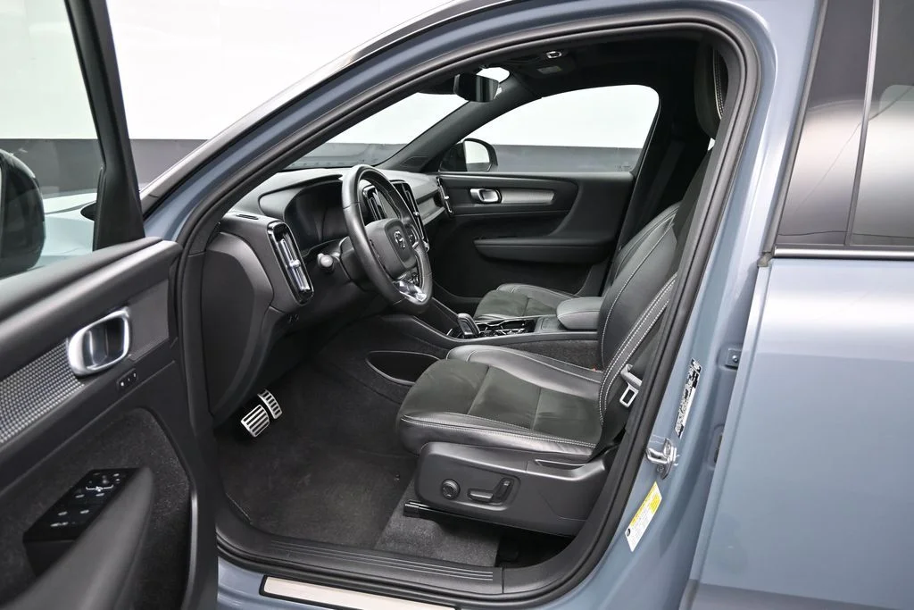 Used 2021 Thunder Gray Metallic Volvo R-Design image 9