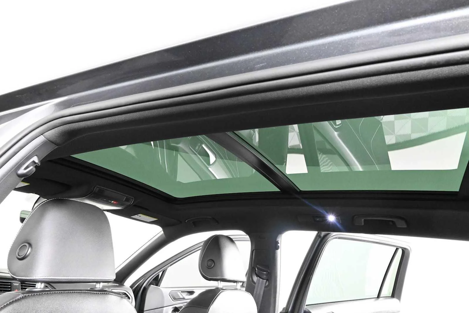 Certified Used 2023  VOLKSWAGEN SE image 16