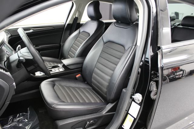 Used 2018 Shadow Black Ford SE image 13