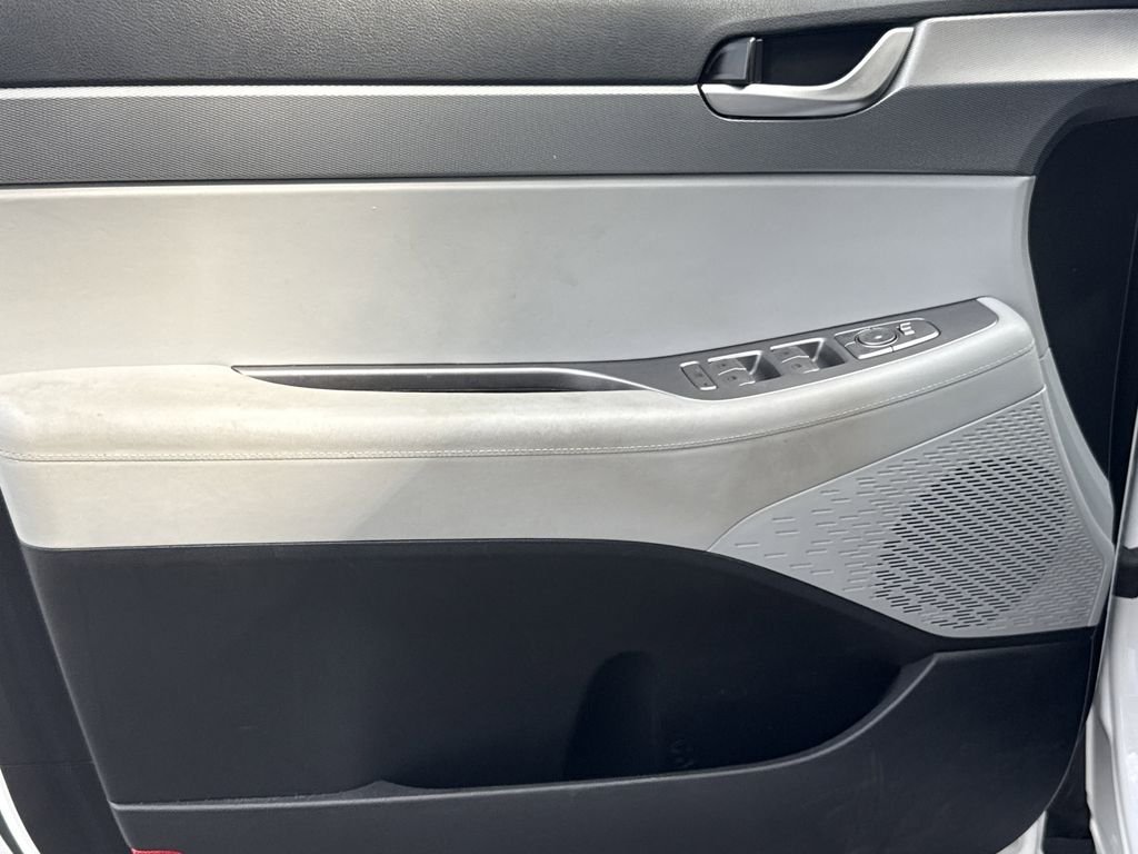 Used 2020 Hyper White Hyundai SE image 17