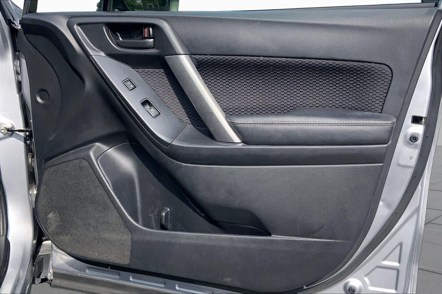 Used 2018 Ice Silver Metallic Subaru Premium image 23