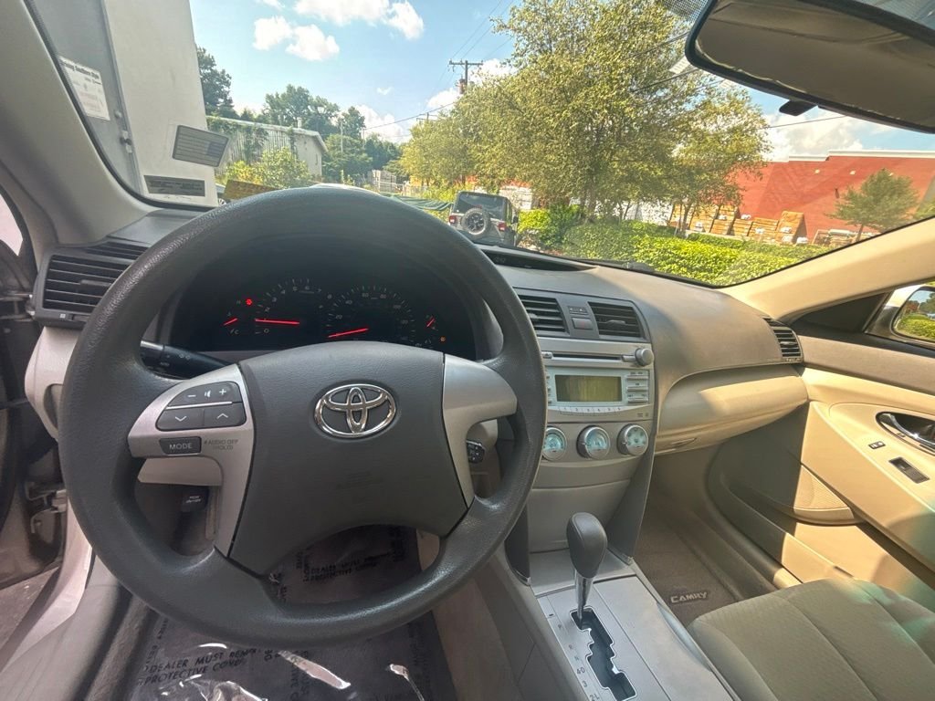 Used 2009 Gold Toyota LE image 12
