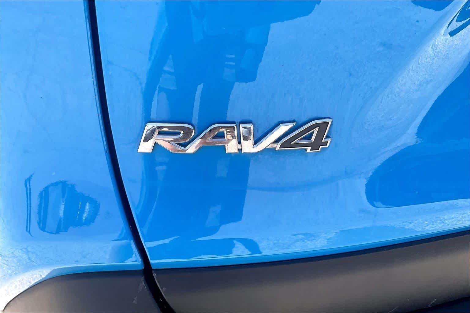 Used 2020 Blue Flame Toyota XLE image 31