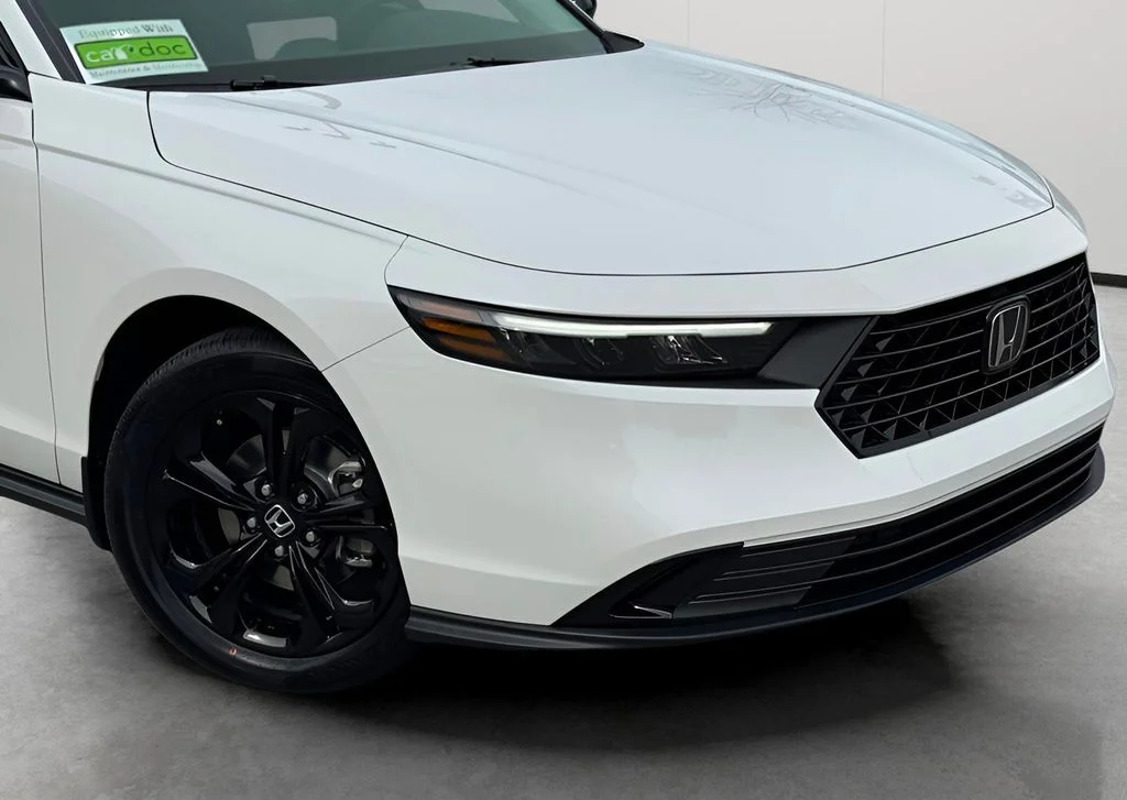 Used 2025 Platinum White Pearl Honda SE image 2