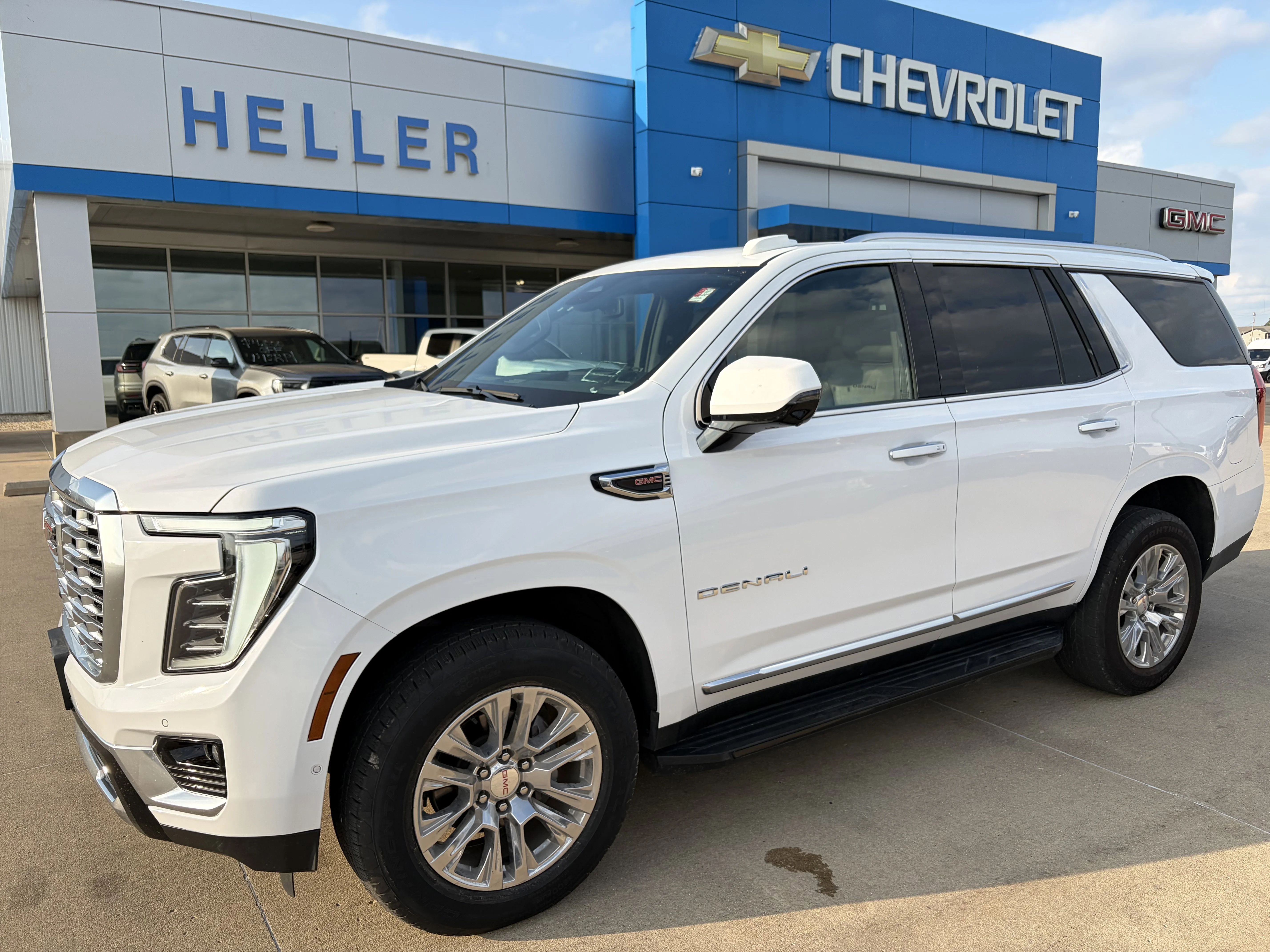Used 2025 Summit White GMC Denali image 3