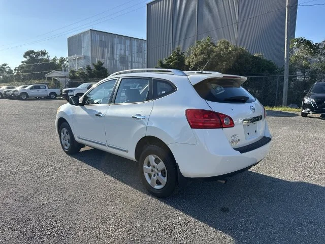 Used 2015 White Nissan S image 7
