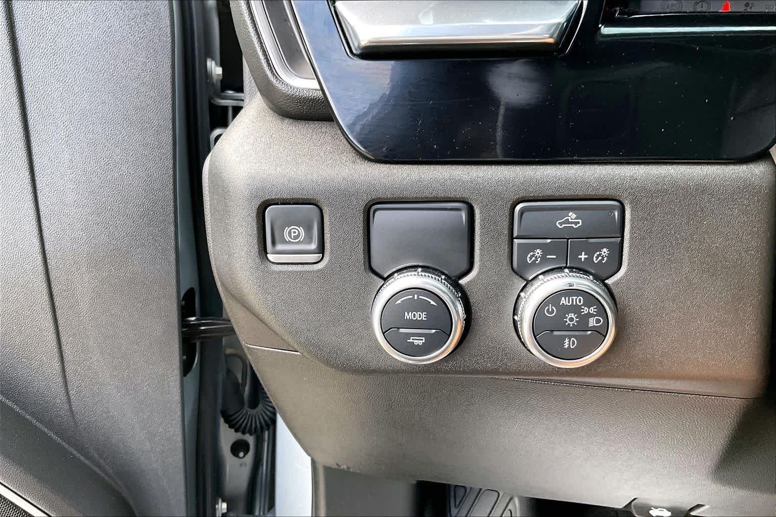 Used 2025 Sterling Metallic GMC Elevation image 32