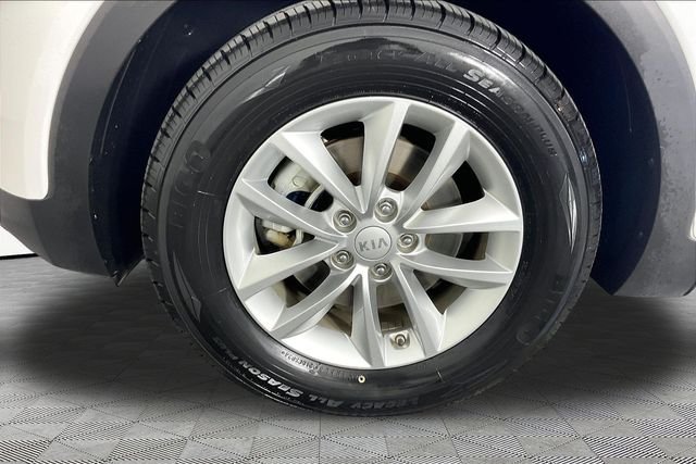 Used 2017 White Kia LX image 30
