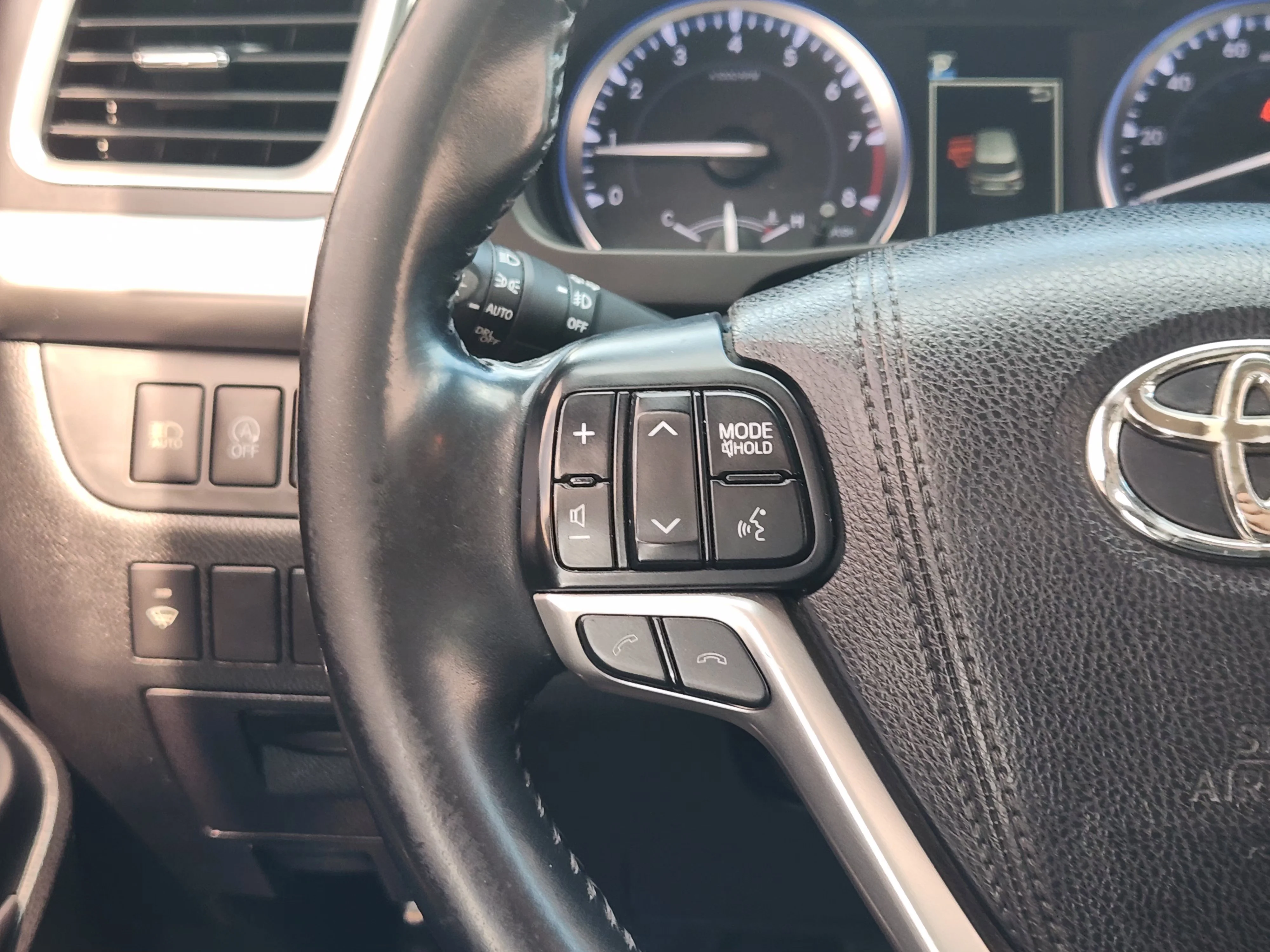 Used 2017 White Toyota XLE image 29