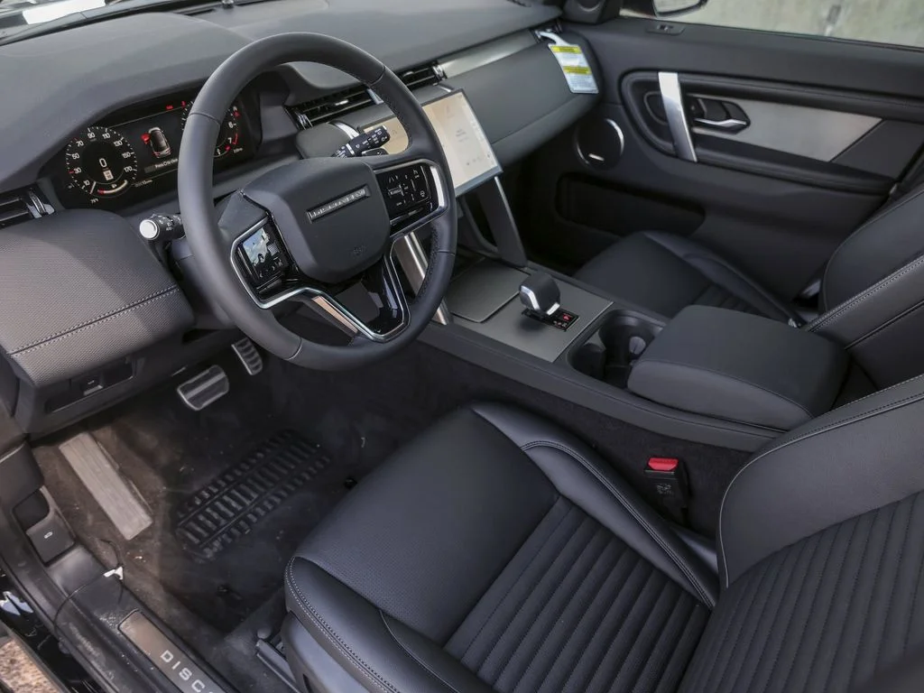 New 2025 Santorini Black Metallic Land Rover SE image 15