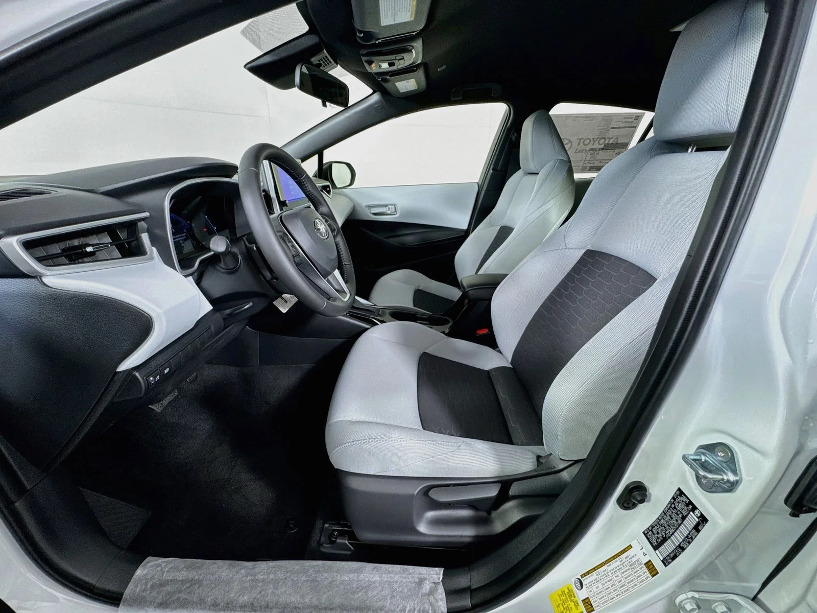 New 2027 Wind Chill Pearl <sup>1</sup> Toyota  SE image 12