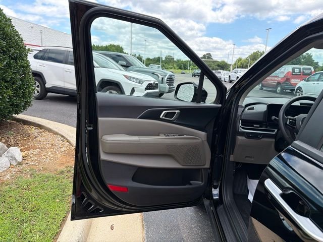 Used 2026 Black Kia LXS image 27