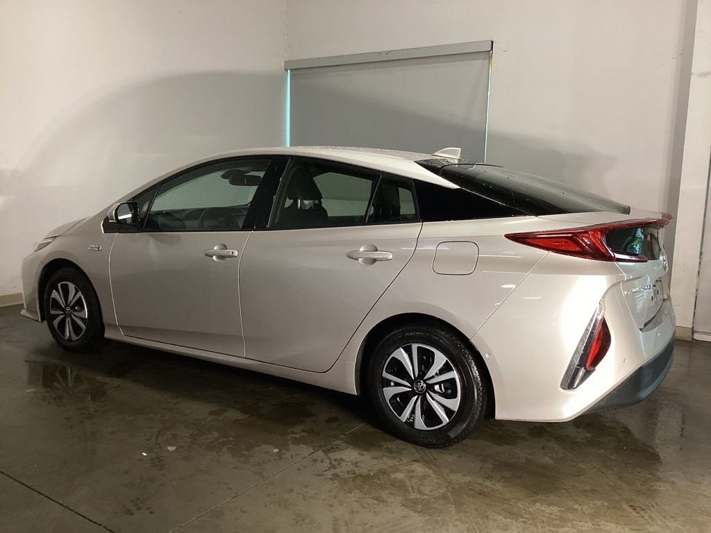 Used 2018 Silver Toyota Advanced image 10
