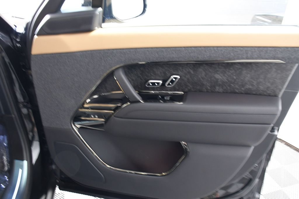 New 2026 Santorini Blk Land Rover Dynamic SE image 17