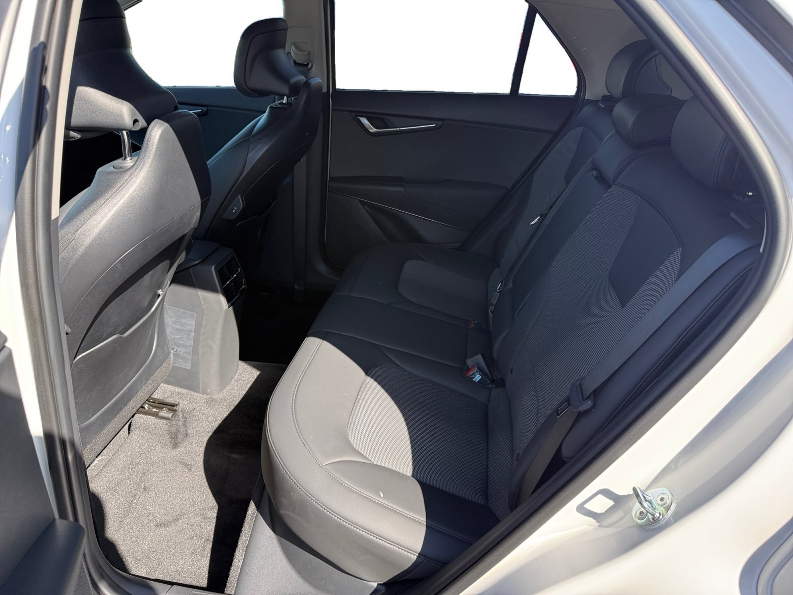 Certified Used 2025 Snow White Pearl Kia EX image 16