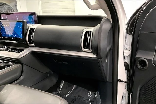 Used 2025 Oxford White Ford Active image 19