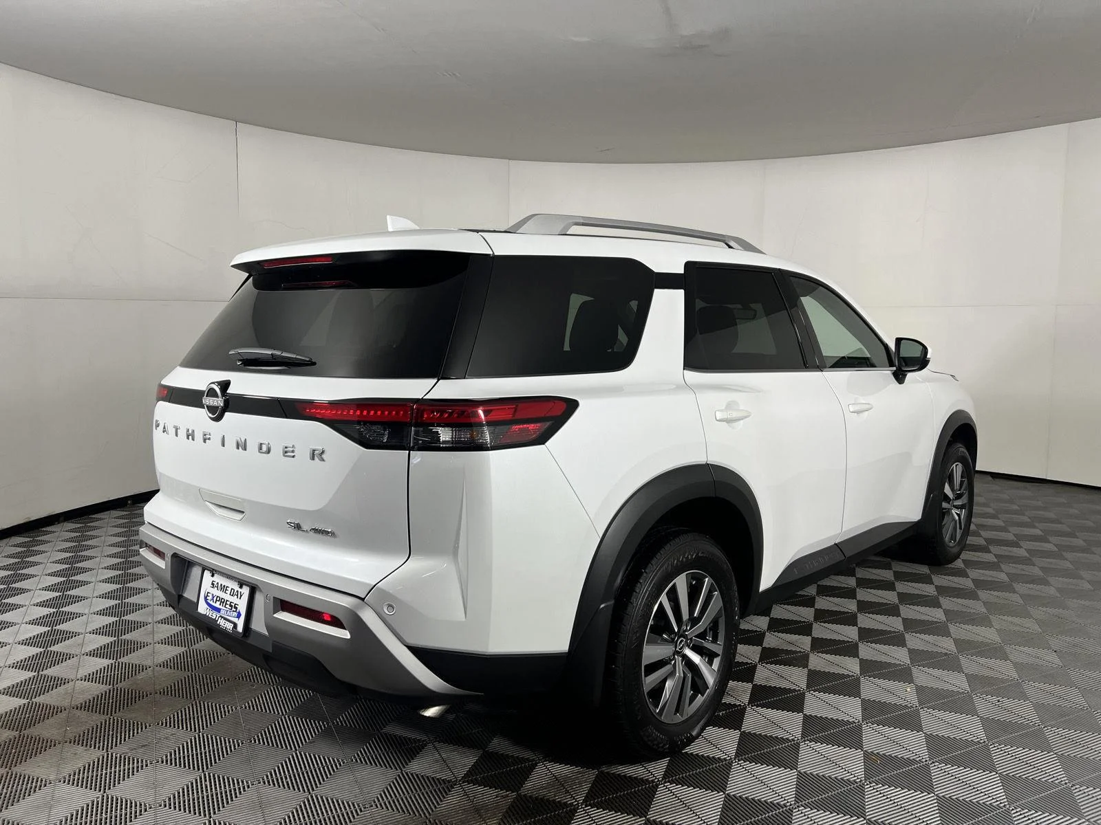 Used 2025 Everest White Pearl Tricoat Nissan SL image 11
