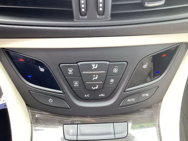 Used 2020 Espresso Buick Essence image 18