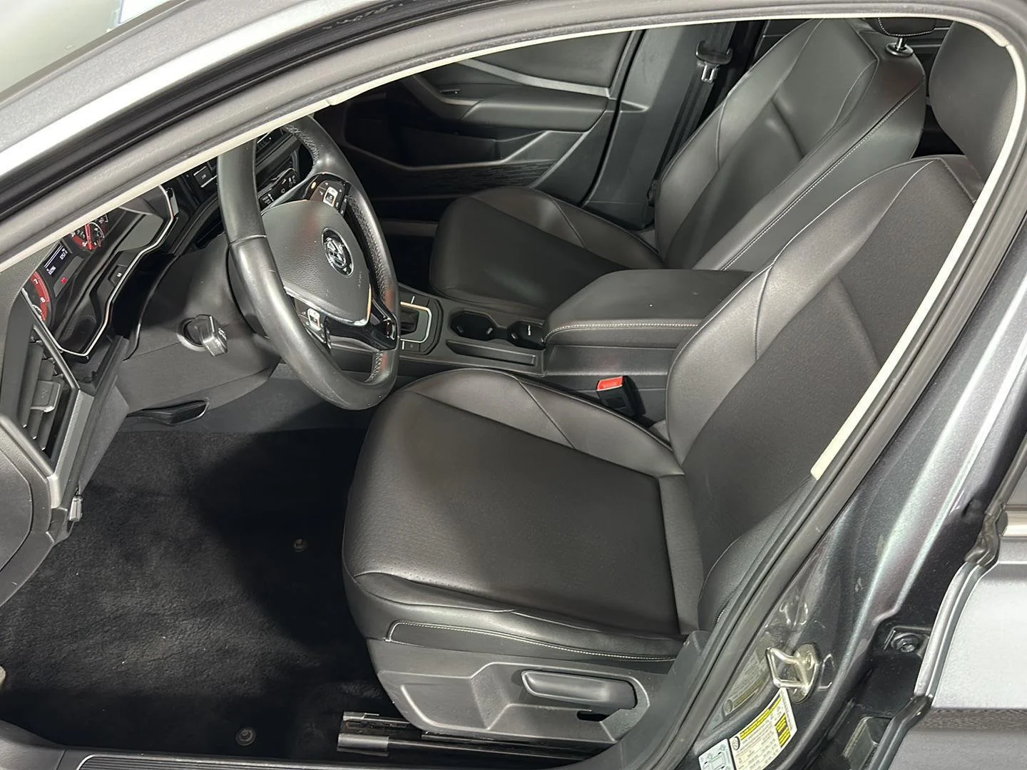 Used 2019 Platinum Gray Metallic Volkswagen SE image 15