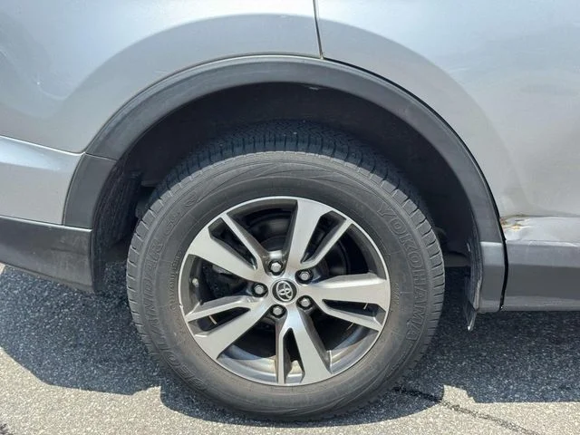 Used 2018 Silver Toyota XLE image 8