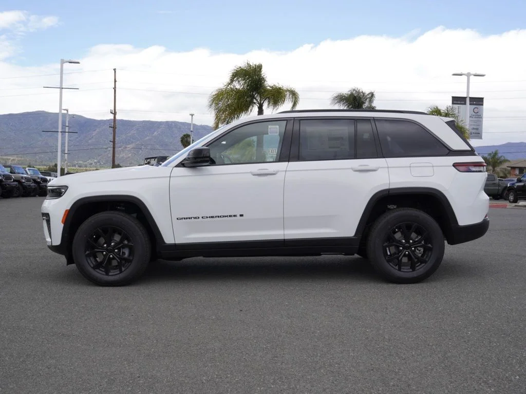 New 2026 Bright White Clear-Coat Exterior Paint Jeep Altitude image 7