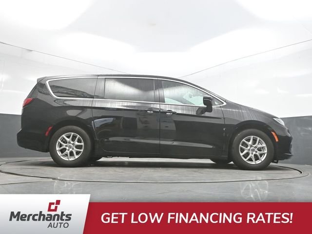 Used 2025 Black Chrysler Select image 51