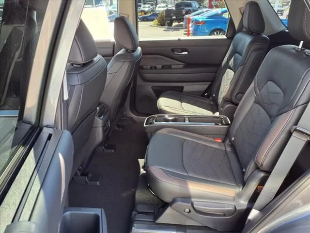 2025 Nissan Pathfinder Platinum - Photo 11
