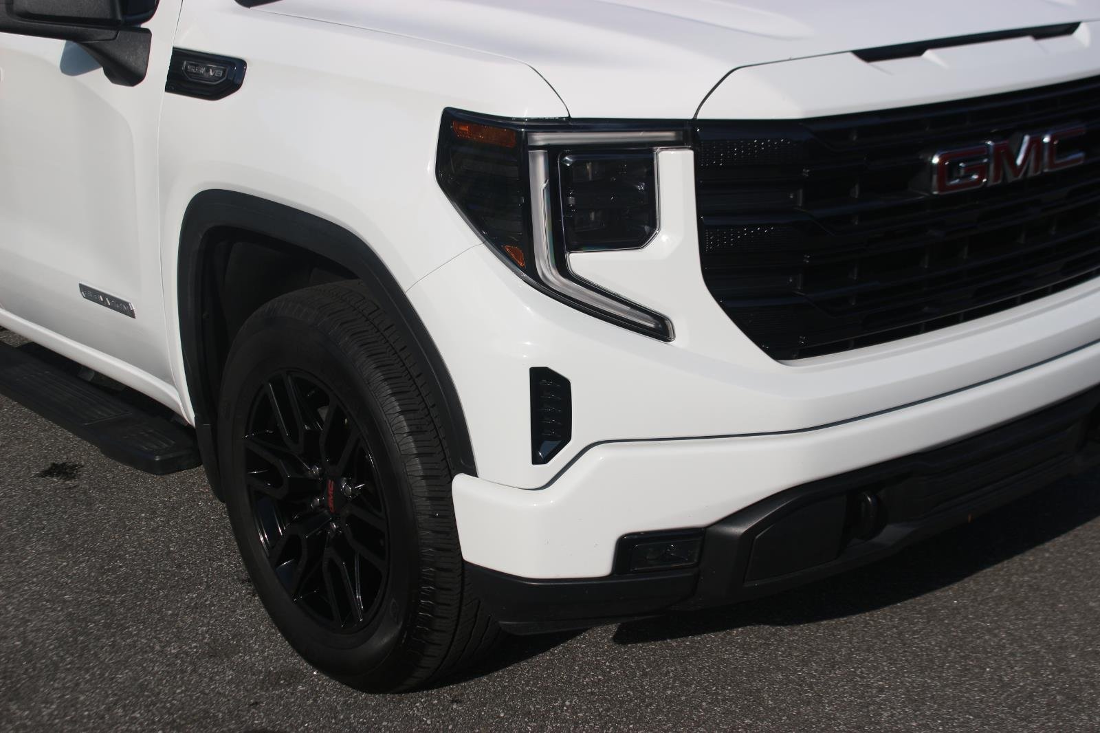 Used 2024 Summit White GMC Elevation image 9