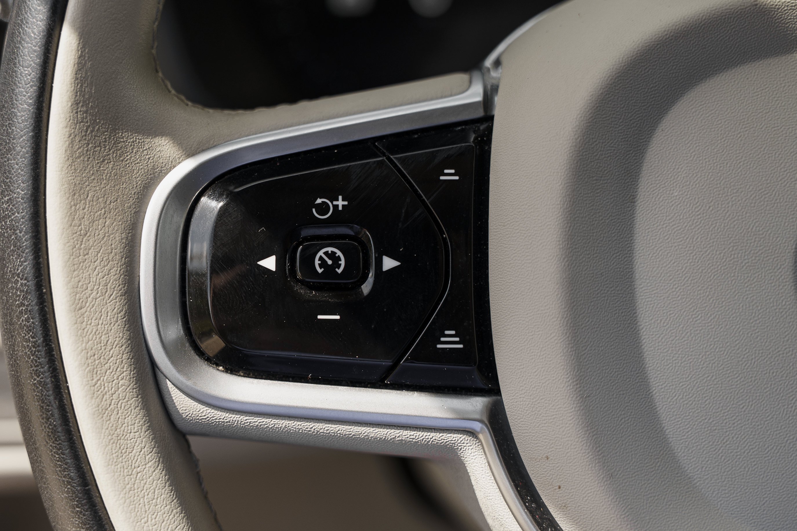 Used 2022 Thunder Grey Metallic Volvo Inscription image 15