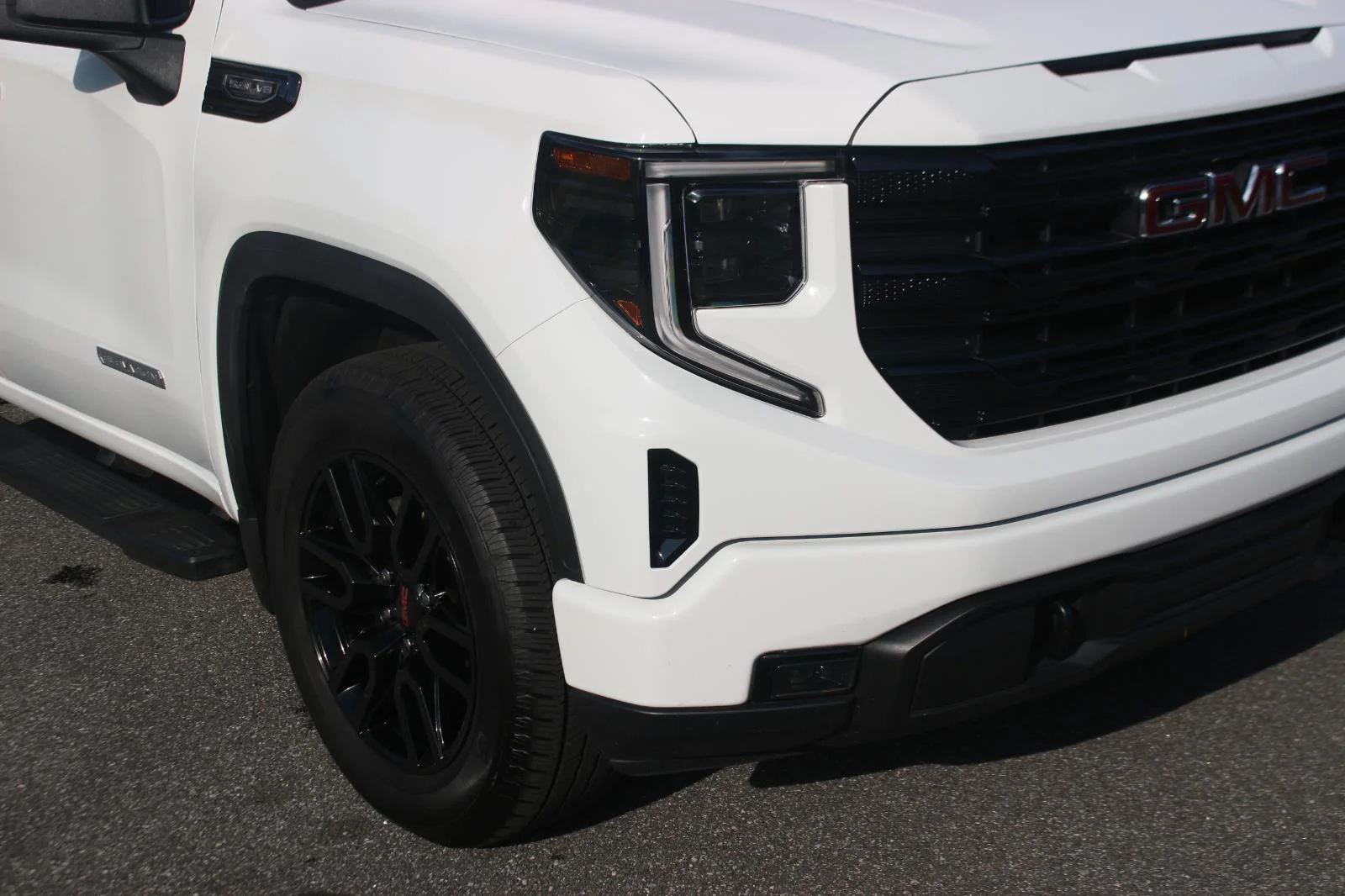 Used 2024 Summit White GMC Elevation image 9