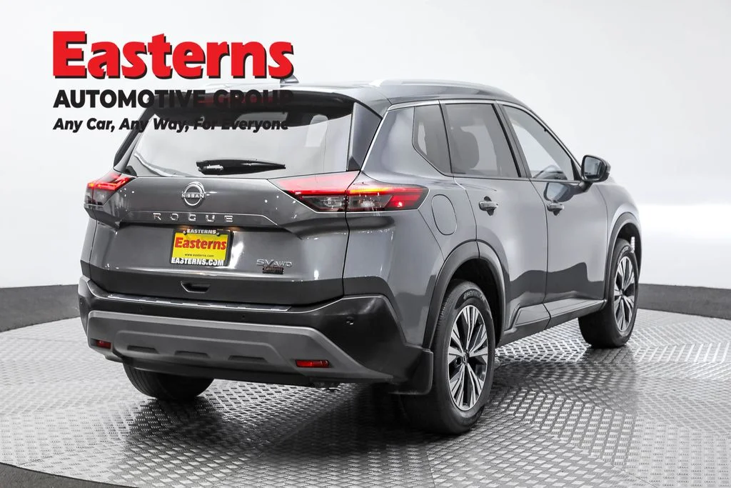 Used 2022 Gray Nissan SV image 5