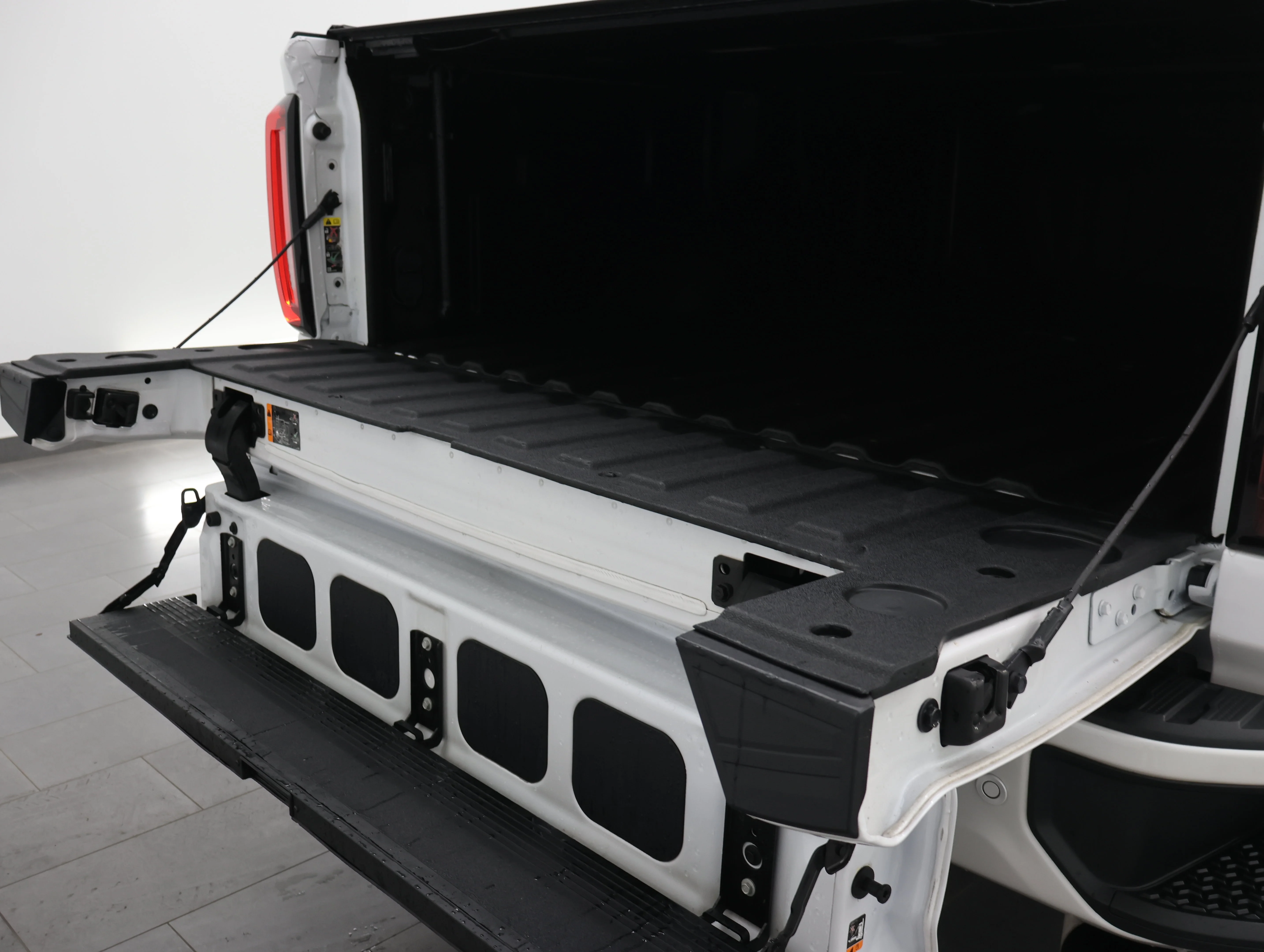 Used 2022 White Frost Tricoat GMC Denali image 36