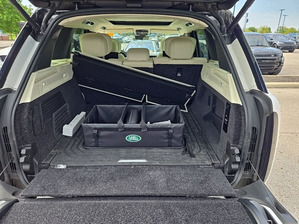 Used 2024 Icy White SV Bespoke Special Effect Gloss Land Rover Autobiography image 19