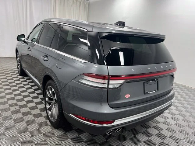Used 2025 Gray Lincoln Reserve image 6