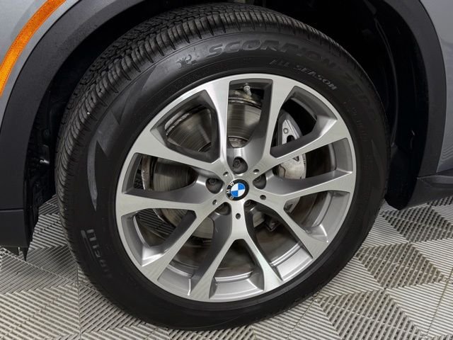 Used 2026 Skyscraper Grey Metallic BMW sDrive40i image 5